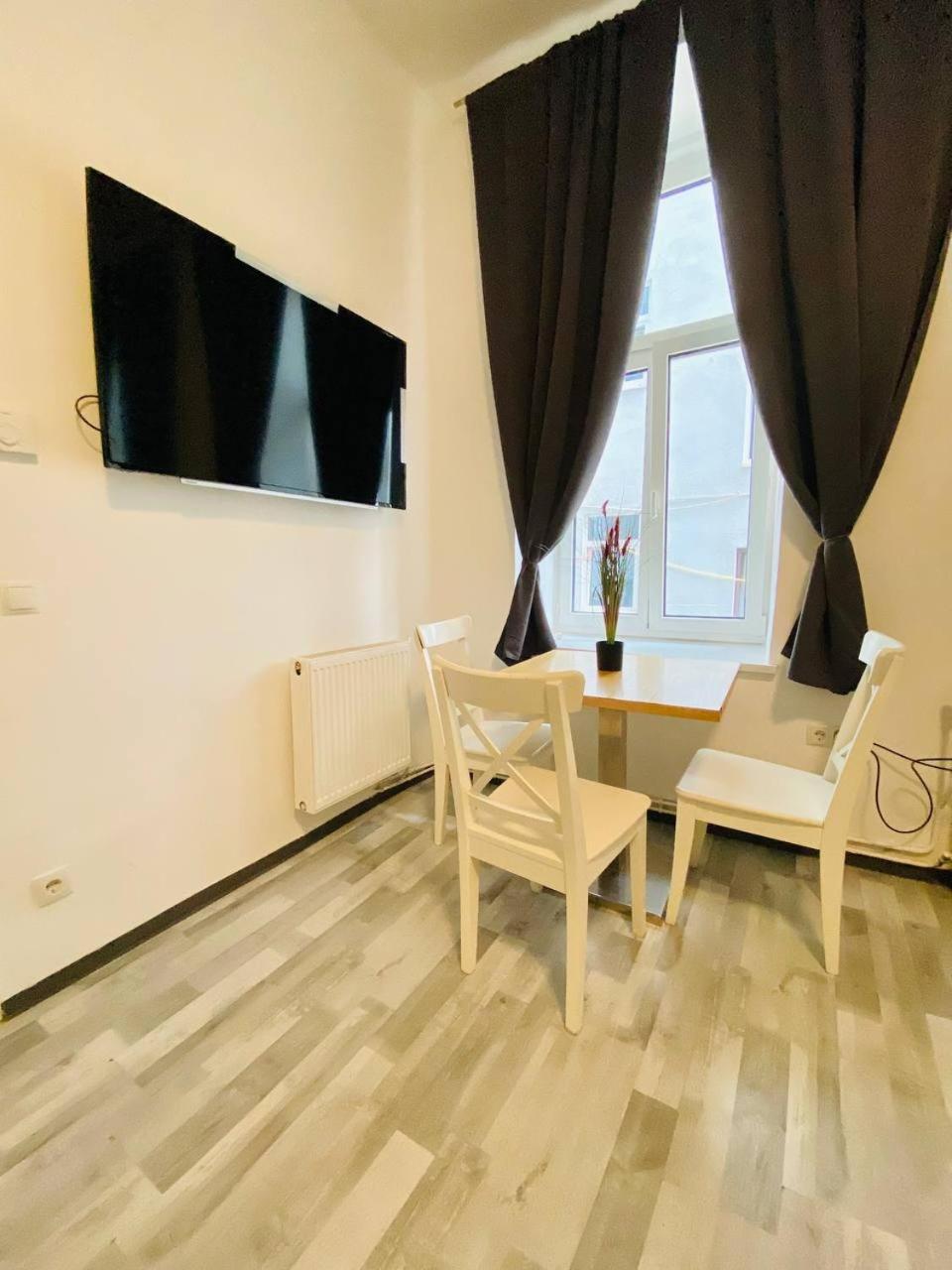 Economic 3p Lg Apartment *
